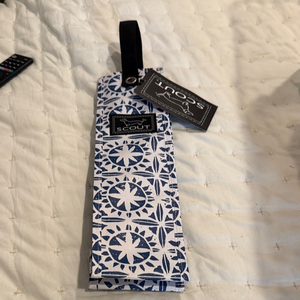 Scout Navy and White Spirit Liftah Wine Tote (61)